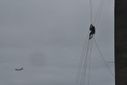 Trabalhadores usam rapel em obra de ampliação da Terceira Ponte em dia nublado no Espírito Santo(Ricardo Medeiros)