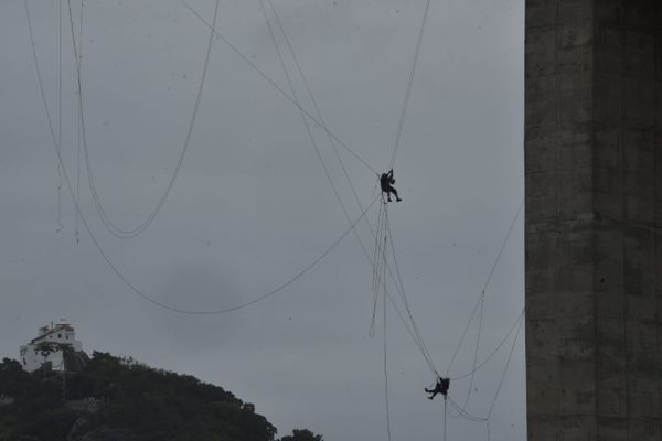 Trabalhadores usam rapel em obra de ampliação da Terceira Ponte em dia nublado no Espírito Santo por Ricardo Medeiros