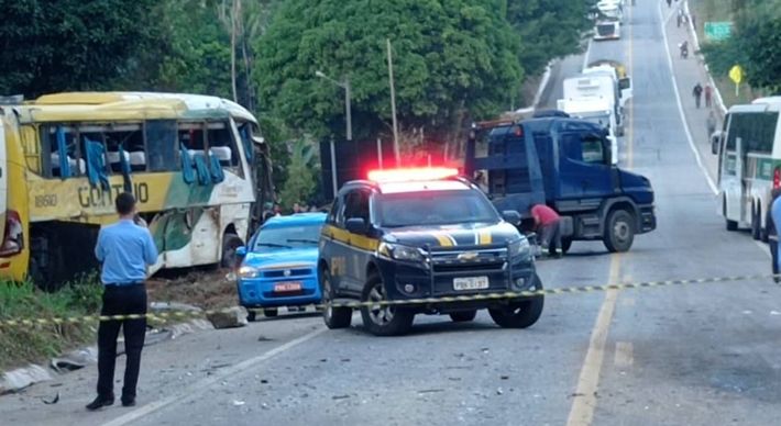 Ao todo, 48 pessoas estavam no veículo da viação Gontijo, que saiu de Guarapari com destino a Minas Gerais; motorista do ônibus está entre as vítimas que morreram no acidente