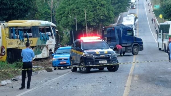 Acidente entre carro e ônibus deixou ao menos cinco mortos na BR 262, em Ibatiba