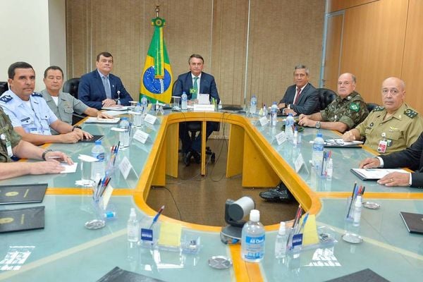 Bolsonaro em reunião com o ministro da Defesa, Paulo Sérgio, o ex-ministro Braga Netto e os comandantes das Forças Armadas, entre outros presentes.