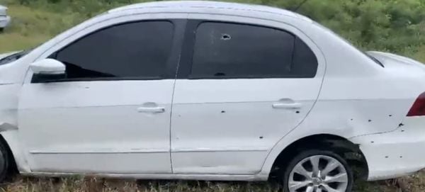 Carro de suspeito que acabou morto após furar bloqueios e atirar contra a polícia