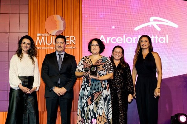 Karine Nobre recebendo o prêmio na quinta-feira