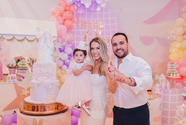 O casal Diego Barros e Vanessa Cardoso celebram 1 aninho de baby Maria Clara com o tema Circo.

 