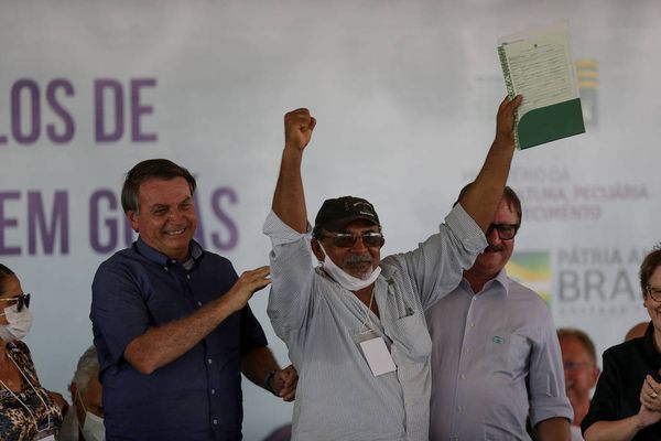 O presidente Jair Bolsonaro durante entrega de títulos de propriedade rural no assentamento Bonsucesso, no município de Flores de Goiás (GO), em 2020.