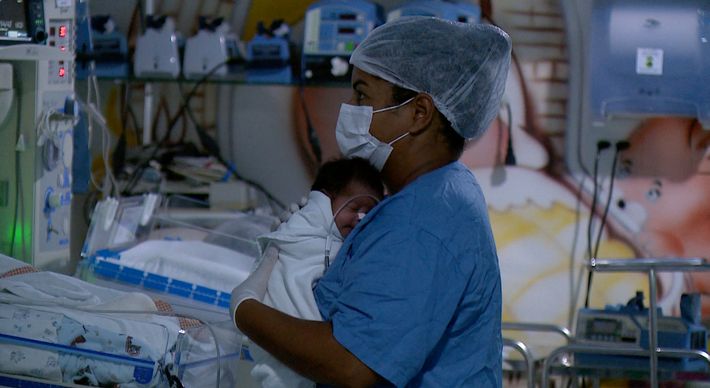 Bebês internados na Unidade de Terapia Intensiva Neonatal (Utin) contam com o esforço coletivo dos pais e da equipe médica na recuperação logo após o nascimento