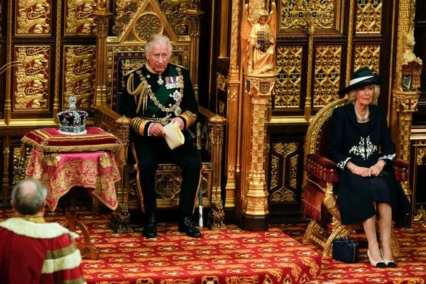 O príncipe Charles, acompanhado de Camilla, leu o discurso da rainha ao lado de sua coroa durante a abertura estadual do Parlamento do Reino Unido