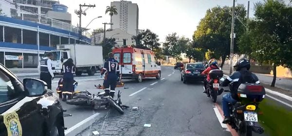 Pedestre foi atropelado por motociclista em Vitória.
