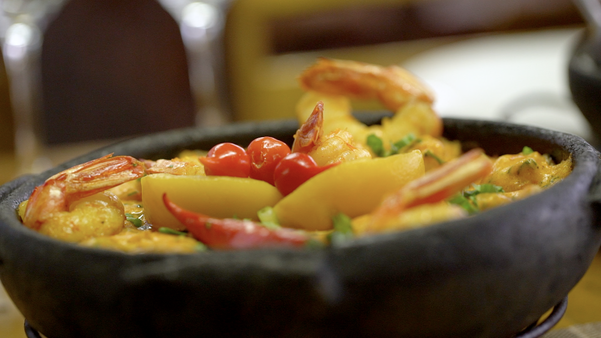Pratos que combinam camarão e frutas em restaurantes do ES