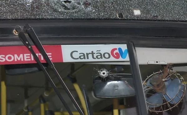 Assaltantes atiraram dentro de ônibus durante arrastão na Serra.
