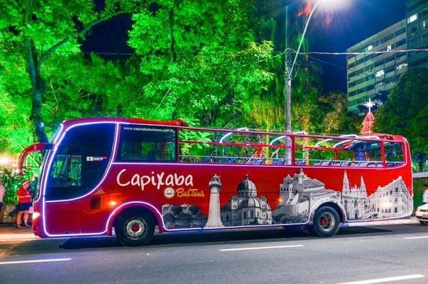 Ônibus turístico permite aos passageiros contemplar vários cartões-postais capixabas.