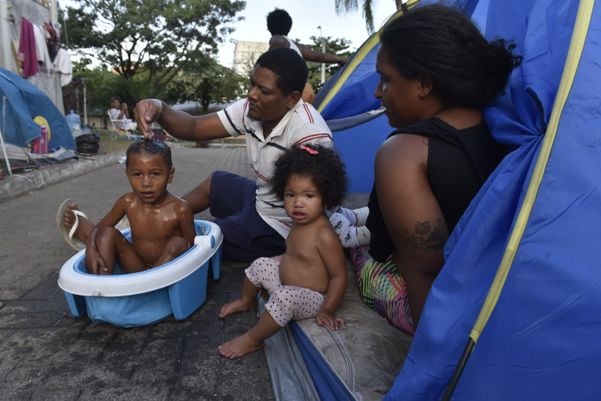 Famílias sem moradia que estão acampadas em frente à Prefeitura de Vitória por Ricardo Medeiros