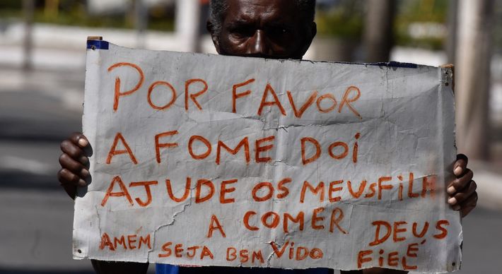André Alves da Silva, de 59 anos, é viúvo, pai de três filhos e está desempregado. Para driblar a fome, ele pede dinheiro em um sinal da Capital
