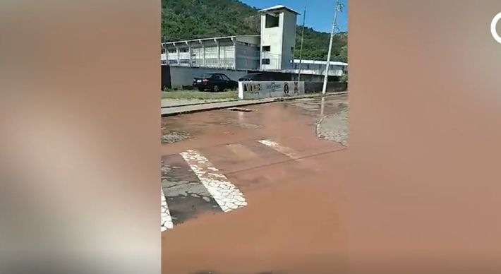 Manutenção para consertar um vazamento na Rodovia Serafim Derenzi, na região da Grande São Pedro, fez com que a água chegasse barrenta às residências nesta quinta (12), segundo a Cesan