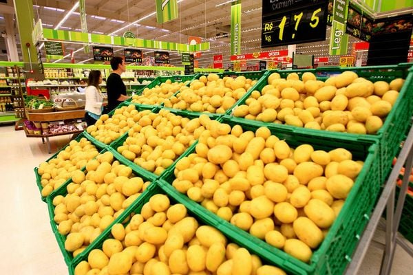 Banca de batatas em supermercado no interior de SP.
