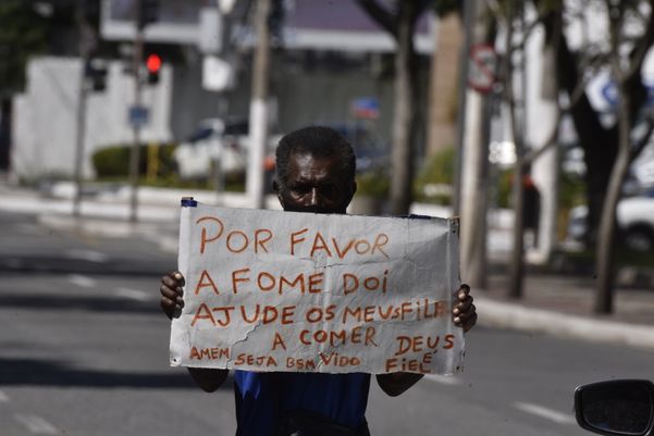 André Alves, pedindo ajuda para os filhos, em Vitória