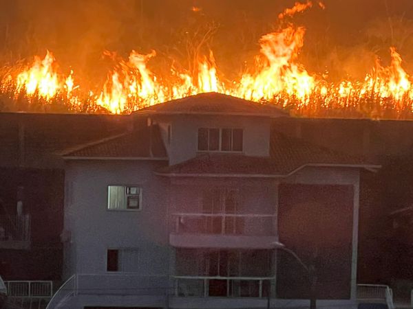 Incêndio atinge área de mata no bairro Fradinhos, em Vitória por Leitor A Gazeta