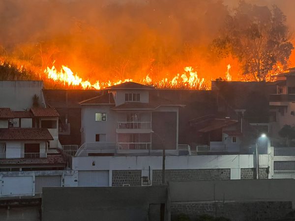 Incêndio atinge área de mata no bairro Fradinhos, em Vitória por Leitor A Gazeta