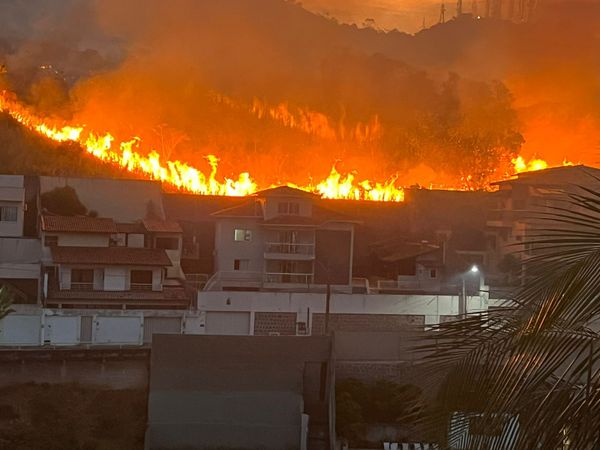 Incêndio atinge área de mata no bairro Fradinhos, em Vitória por Leitor A Gazeta