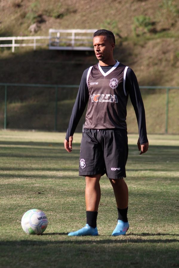 Lucas Surcin é volante e chega para buscar seu espaço no Rio Branco