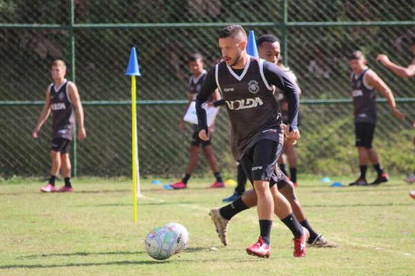 Matheus Surcin é lateral-direito