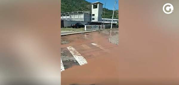 Vazamentos na Rodovia Serafim Derenzi provocaram água suja em casas de Vitória