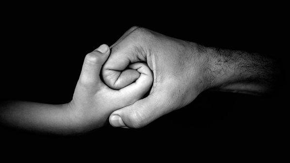 Uma suposta “nova lei”, que nem sequer existe, ganhou força em fóruns, redes sociais e vídeos virais, com o alerta: “namorar mãe solo virou risco”. O medo espalhado é o de que mulheres estejam usando seus próprios filhos para obter pensão de ex-namorados