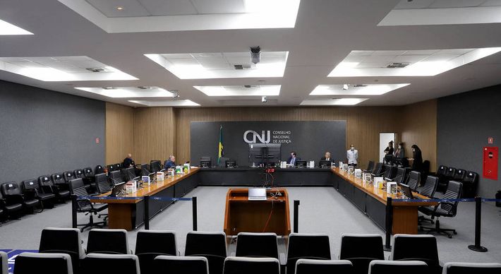 Regiane Tonet dos Santos, que atua no Paraná, responderá a processo disciplinar; no julgamento, defesa alegou que eram críticas à corrupção