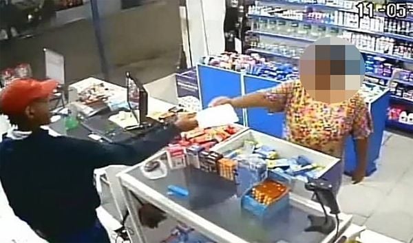Mulher entrega receita médica para bandido em farmácia sem saber de assalto