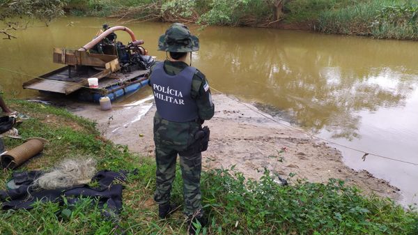 Polícia Militar flagra garimpo ilegal em rio do Caparaó 