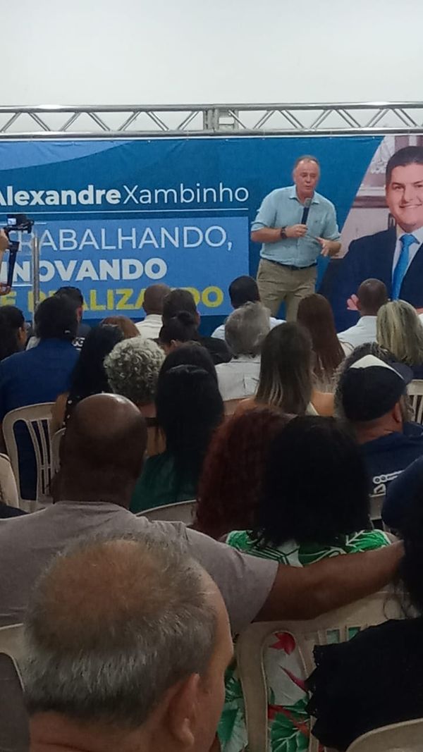 Renato Casagrande discursa em evento de prestação de contas do deputado estadual Alexandre Xambinho