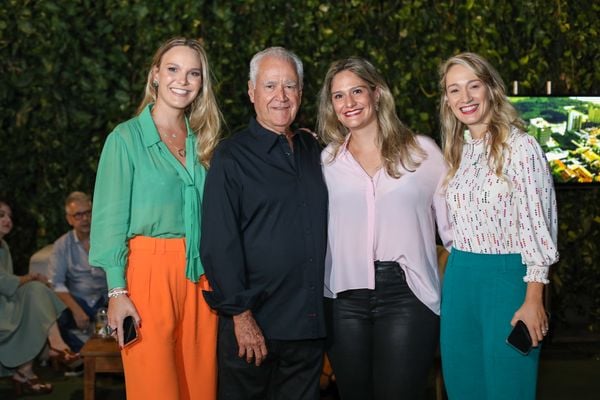 Rogério Menezes e as filhas Camila, Carol e Cris
