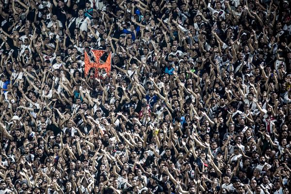 Torcida cruzmaltina em partida entre Vasco da Gama e CSA pelo Campeonato Brasileiro B 2022 no Estádio São Januário