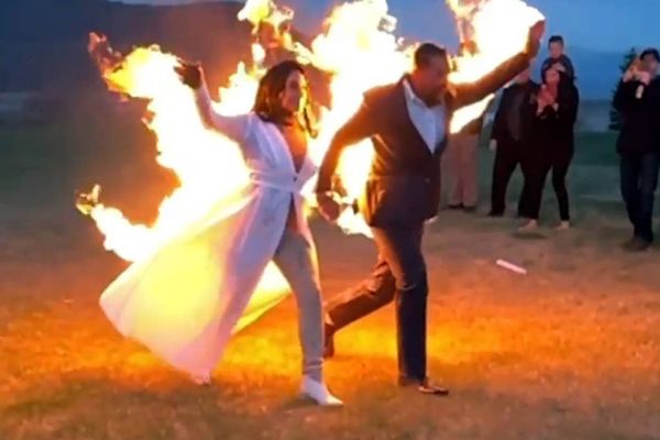 Gabe Jessop e Ambyr Mishelle, dublês de 42 anos, ateiam fogo no corpo durante casamento