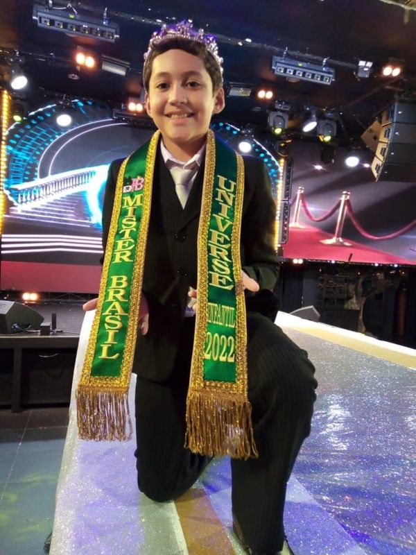 Paulo Poton, de 10 anos, morador de Guarapari, levou o troféu do Mister Brasil Universe Infantil 