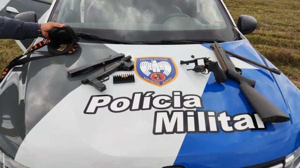 Armas apreendidas pela Polícia Militar após confronto