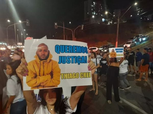 Manifestantes pedem justiça pela morte do DJ Thiago Crei em Vila Velha
