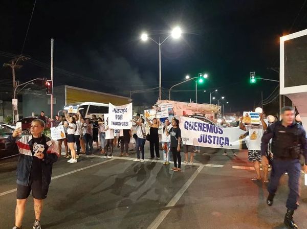 Manifestantes pedem justiça pela morte do DJ Thiago Crei em Vila Velha
