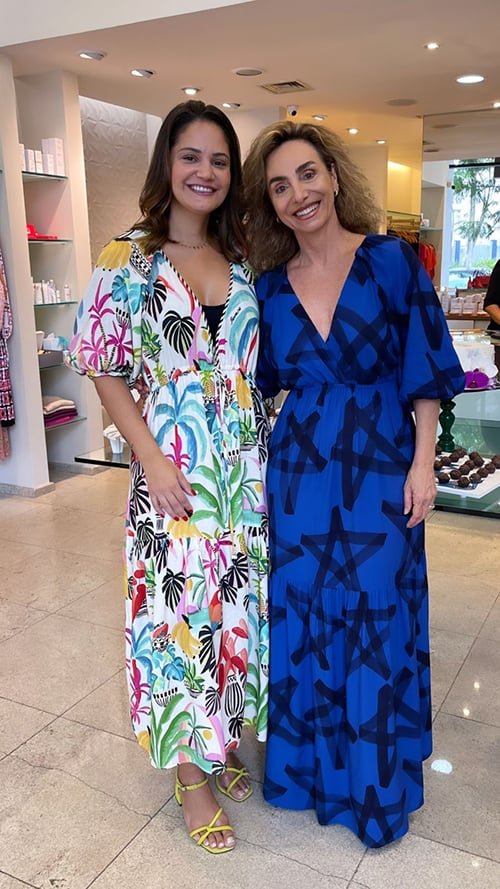 A designer de joias Ane Zorzanelli ao lado de Renata Pacheco em comemoração a 52 anos da loja Maria Helena Pacheco.
