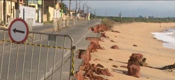 Erosão destroi parte de rodovia no Litoral Sul do Estado