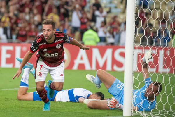 Everton Ribeiro marcou o segundo gol do Flamengo sobre a Universidad Católica
