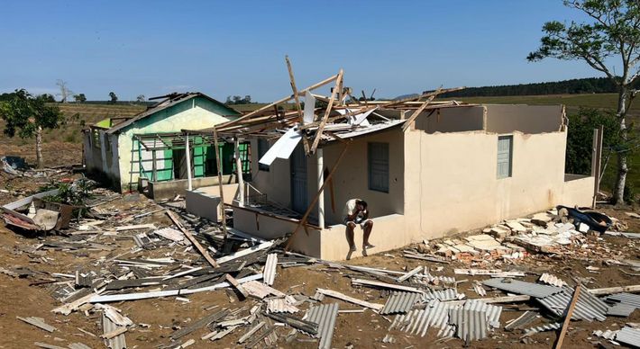 Moradores da cidade do Norte do Espírito Santo sofreram com os impactos de vendaval no fim da tarde de terça-feira (17). Prefeitura ainda faz levantamento dos estragos