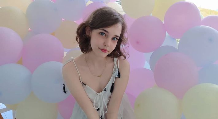 Ana Eulália, de 19 anos, gravou vídeo contanto como é viver com sinestesia, condição neurológica rara que a faz sentir gosto, cheiro e textura do som
