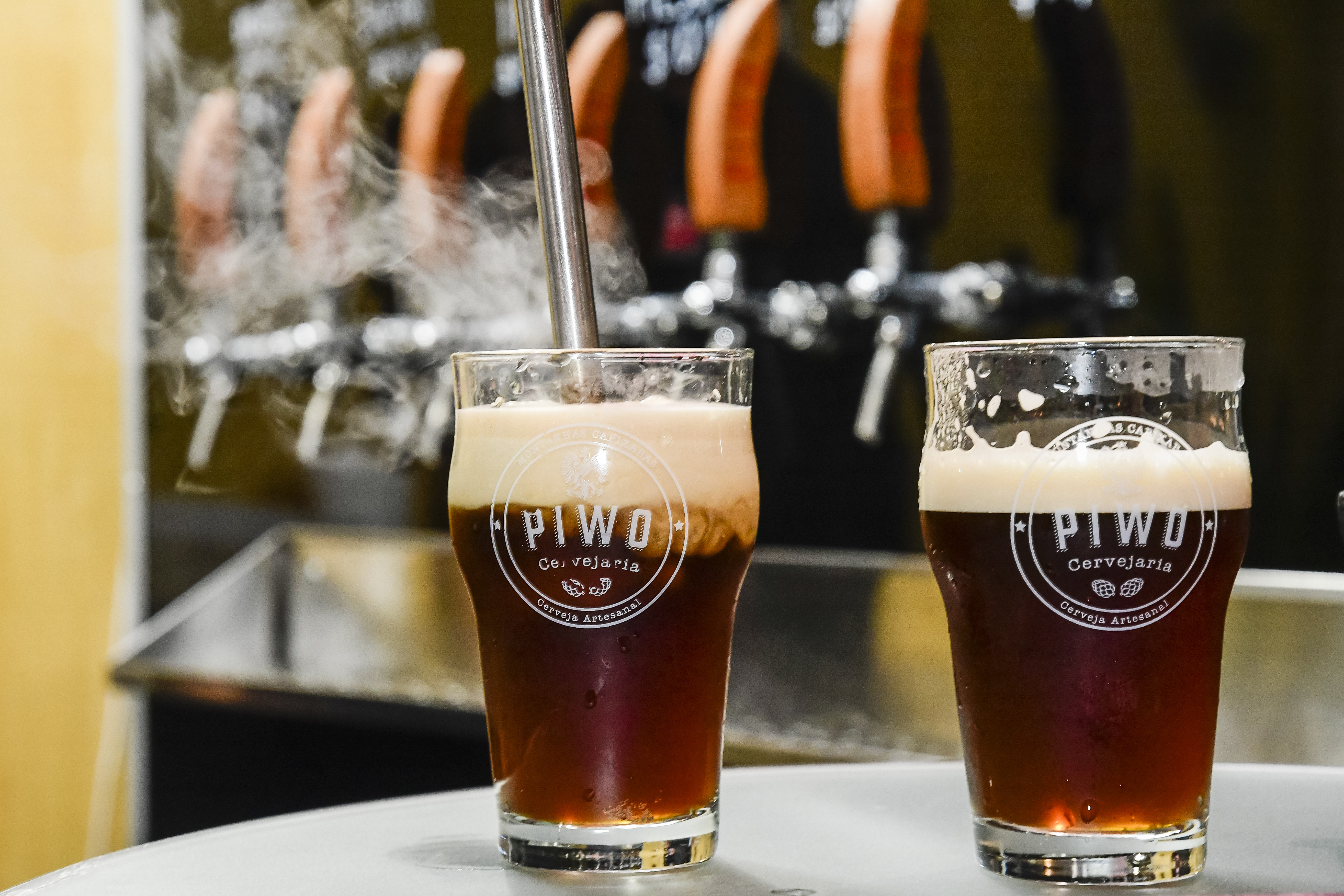 É tempo de brindar com cervejas encorpadas, e as produzidas na Região Serrana do ES brilham nessa lista com 10 fábricas, taps e brewpubs
