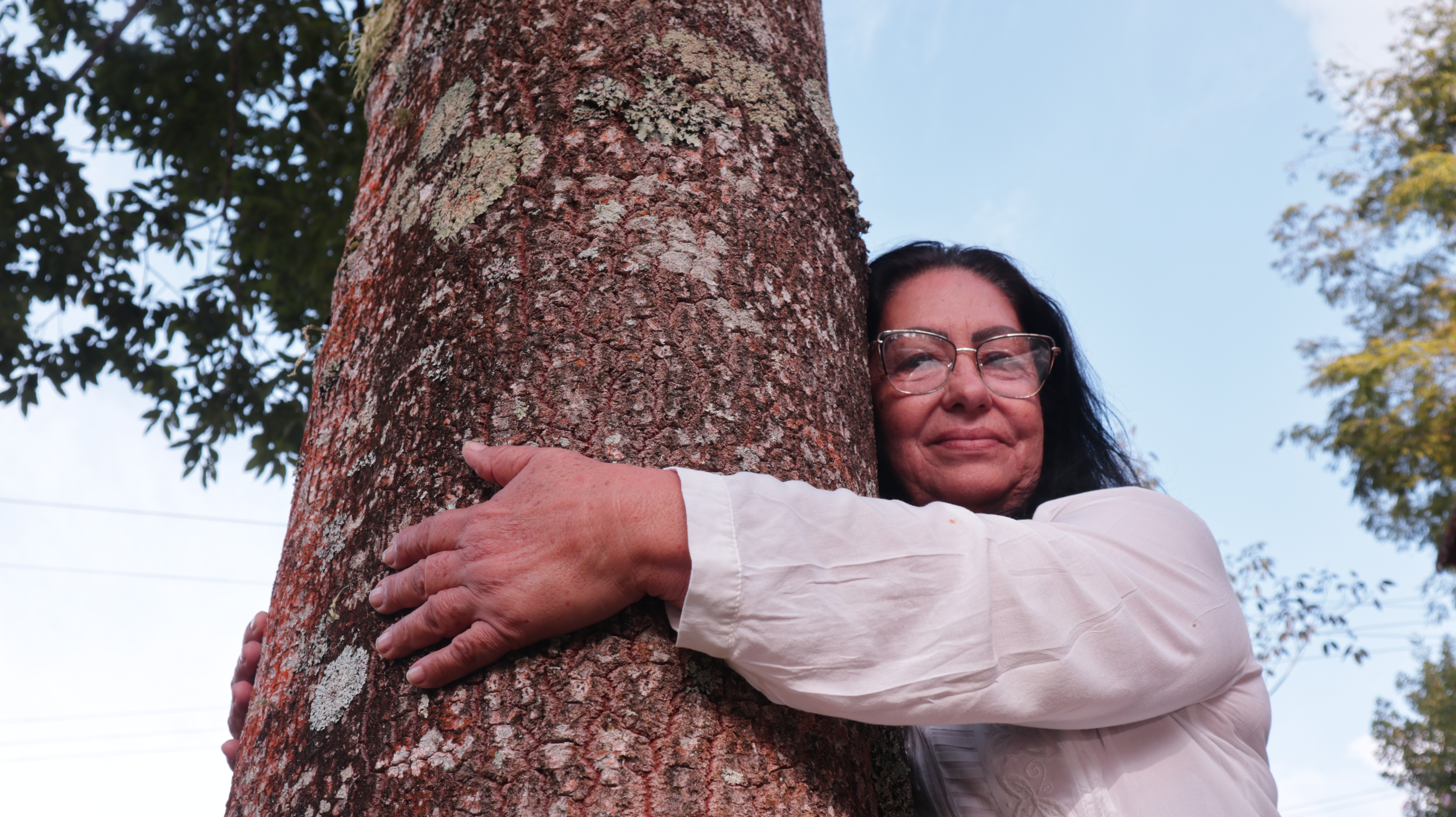 Ambientalista é conhecida como guardiã das árvores e dos rios; conheça mais sobre a história da cientista social