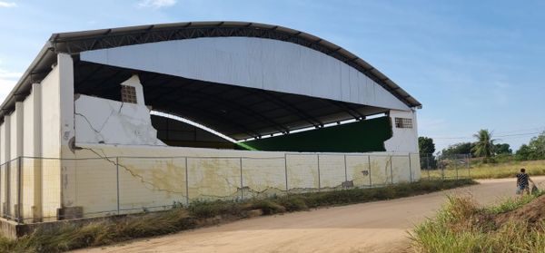 Muro de quadra de esportes cedeu após ventania em Ponto Belo