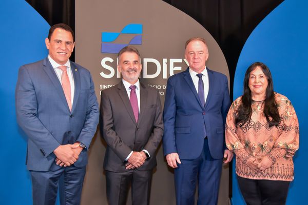 O deputado Josias Da Vitória, a senadora Rose de Freitas, o governador Renato Casagrande e o presidente do Sindiex, Sidemar de Lima Acosta por Rodrigo Gavini/Sindiex/Divulgação