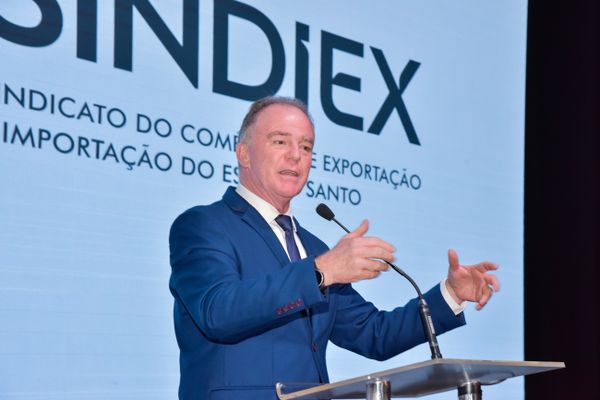 O governador Renato Casagrande durante discurso por Rodrigo Gavini/Sindiex/Divulgação