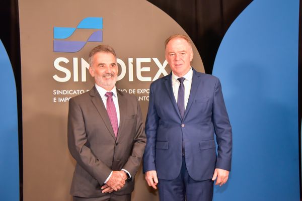 O presidente do Sindiex, Sidemar de Lima Acosta, e o governador Renato Casagrande por Rodrigo Gavini/Sindiex/Divulgação