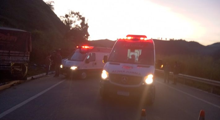 Segundo a PRF, acidente envolvendo uma carreta e três caminhões matou uma pessoa no local e deixou outras quatro feridas na tarde desta quinta-feira (19). Um dos feridos não resistiu e morreu em hospital de Venda Nova
